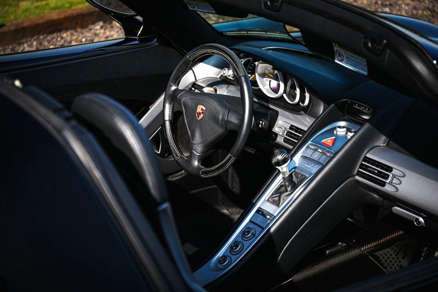 Интерьер Porsche Carrera GT Bassalt Black 2005 года  (фото 16 из 32)